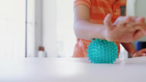Junge massiert mit Massageball
