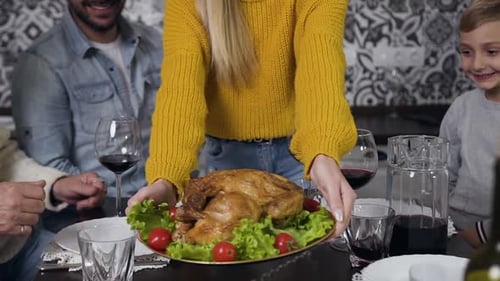 Plato con pavo asado y verduras que se preparó para la cena familiar