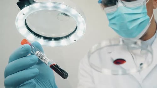 Trabajador médico en un laboratorio que investiga una nueva vacuna