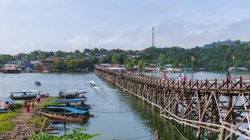 Pont Mon, le plus long pont en bois de Sangkhlaburi, Kanchanaburi, Thaïlande ; panoramique à droite - Lapa de temps