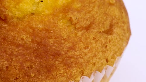 Makroaufnahme eines einfachen, gesunden und traditionellen Muffins, frisch gebacken, rotierend, Nahaufnahme in 4k. Sp