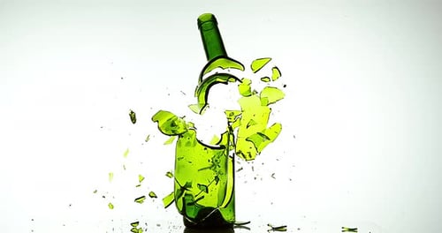 900069 Bouteille de vin blanc cassée et éclaboussure sur fond blanc, ralenti 4K