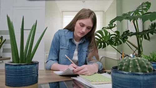 Jeune étudiante universitaire étudiant en ligne à l'aide de la communication vidéo