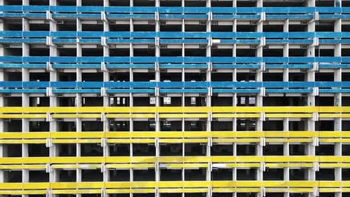 Das National Hotel ist in der Flagge der Ukraine gemalt. Kein Krieg steht oben drauf