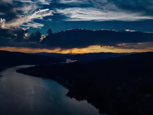 Imagens de vídeo do fundo do rio - Nuvens espessas do céu, reflexos sobre um rio
