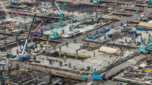 Zeitraffer einer Baustelle mit schweren Baumaschinen in Metropolis