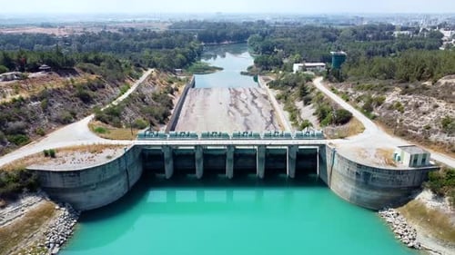 Luftaufnahme des Wasserreservoirs und der geschlossenen Reservoirschleusen eines Damms