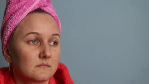 Chica sorprendida mira el smartphone