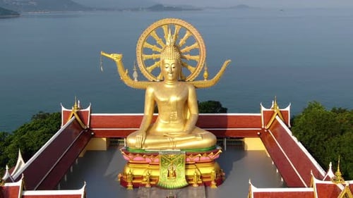 Monument emblématique de la Thaïlande. Vue aérienne du grand temple doré de Bouddha