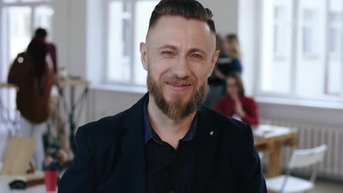 Nahaufnahme glücklicher Chef mittleren Alters Geschäftsmann im schwarzen formellen Anzug lächelt fröhlich in die Kamera