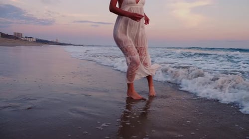 Attraktive Frau genießt den Strand bei Sonnenuntergang