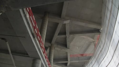 Suelos de concreto y soportes de estadio deportivo sin terminar