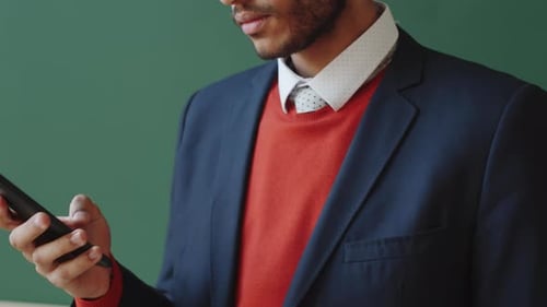Jeune homme d'affaires naviguant sur le Web sur smartphone