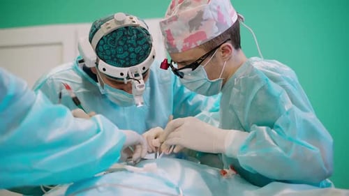 Chirurgen, die im Krankenhaus operieren. Im Operationssaal des Krankenhauses ein vielfältiges Team von professionellen Chirurgen