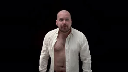 Glatzbärtiger, sehr wütender Mann schwört in die Kamera. Emotionen sind nicht maßstabsgetreu, Aggression. Ein Typ in