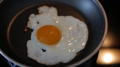 Sunny Side Up Ei in einer Pfanne kochen - Essen zum Frühstück - Nahaufnahme