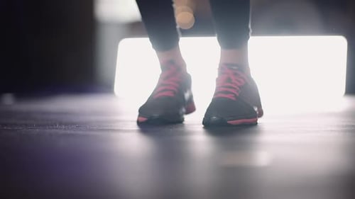 Schlanke Sportlerin trainiert im Fitnessclub