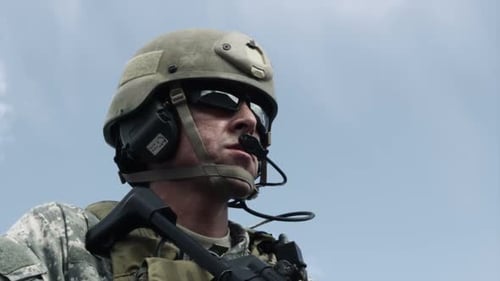 Nahaufnahme eines Soldaten mit heruntergelassener Maschinenpistole, zielender, feuernder und senkender Waffe