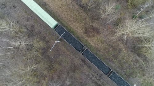 Landschaft Güterzug Fahrt auf Eisenbahn transportiert Kies in Containern Blick aus der Höhe