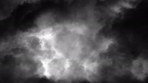 4k ein Gewitter und Cumulonimbuswolken bewegen sich über den dunklen Himmel