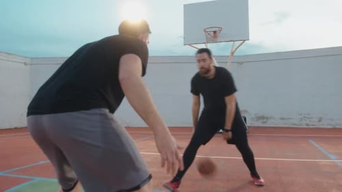Bearded Male Basketballer dribbelt Ball und Gegner, der die Offensive verteidigt