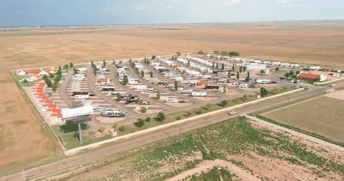 Luftaufnahme des RV Camping Park Resort mit Travel Clubhouse