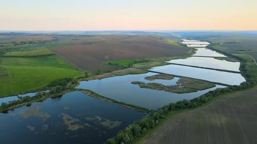 Luftaufnahme von Fish Hetching Pond mit blauem Wasser im Aquakulturgebiet
