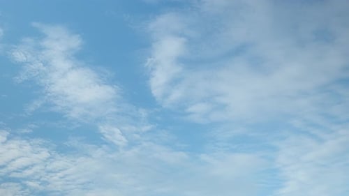4K Sky Time Lapse, wunderschöner Hintergrund, Sky Timelapse von Wolkenkratzern.