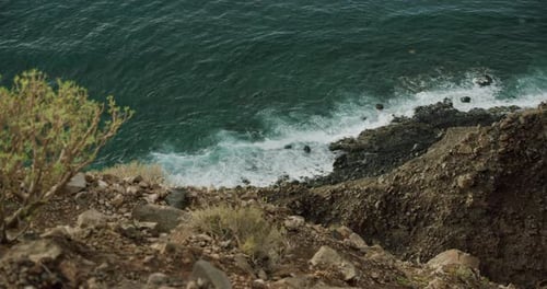 Hermosas olas enormes en la costa de la isla española de Tenerife en el Océano Atlántico