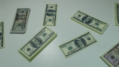 Dollar auf dem Tisch in einem modernen Büro