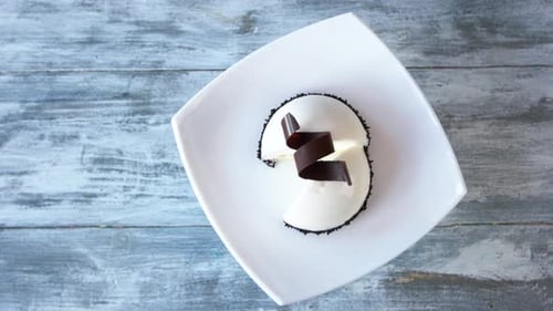 Tarta de mousse francesa con glaseado de espejo
