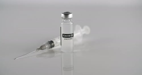 Covid 19-Impfstoff vor klarem Hintergrund