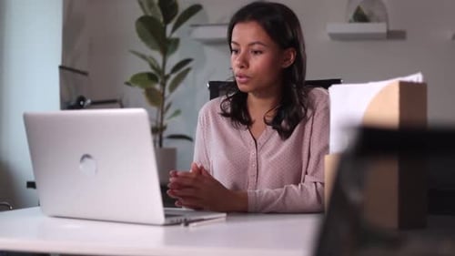 Geschäftsfrau diskutiert Geschäfte und sitzt mit Computer am Tisch im modernen Büro Spbi