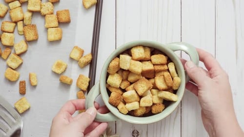 Croûtons de pain perdu frais dans le bol.