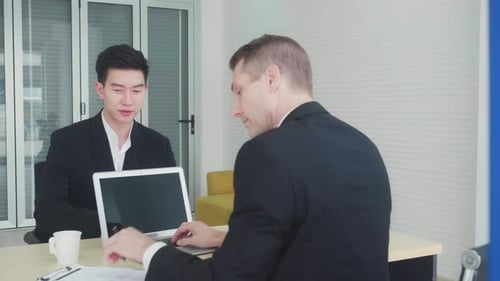 Vorstellungsgespräch für einen jungen asiatischen Geschäftsmann mit dem Manager im Büro.