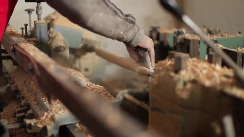 Charpentier travaillant au ralenti
