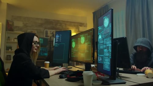 Aufgeregtes Hacker-Mädchen, nachdem Zugriff auf Cyberangriffe gewährt wurde