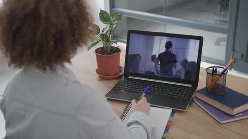 Studentinnen im Fernunterricht erhalten Online-Schulungen per Videokommunikation auf Laptop