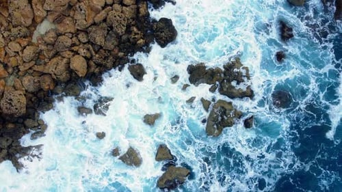 Das Fliegen über die Meeresküste Klippen mit blauem, reinem Wasser, Meereswellen wäscht die felsige Küste darüber