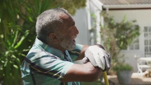 Homme âgé jardinant par une journée ensoleillée