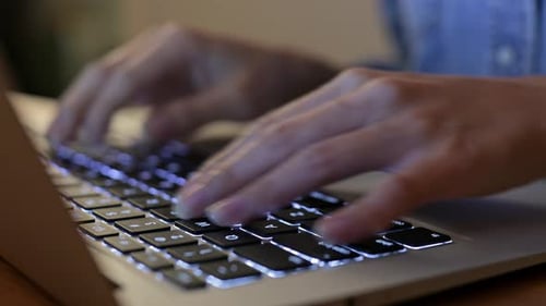 Travailler sur un ordinateur portable
