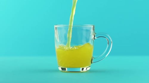Fruit Fizzy Orange Soda Cold Beverage Drink In Glasbecher mit abgerundetem Griff, Blau