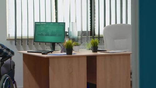 Dame avec masque facial amenant un homme immobilisé sur le lieu de travail