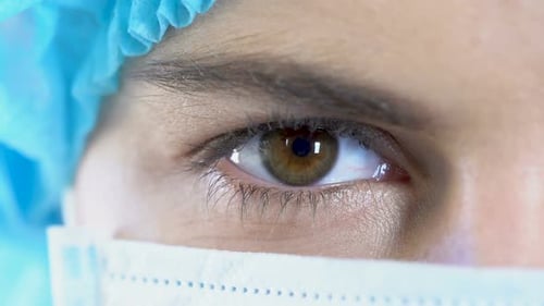 Infirmière regardant la caméra, travailleur hospitalier confiant, profession médicale