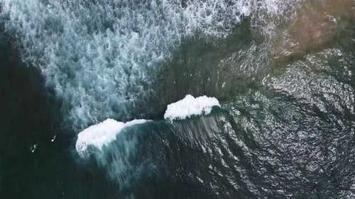Imágenes aéreas Zumbido de surfistas esperando el próximo viaje en la gran ola oceánica en una hermosa vista aérea