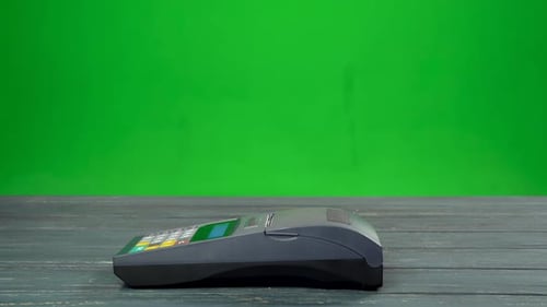 Hombre paga café con sistema Nfc y tarjeta sin contacto