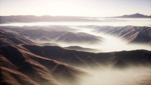 Paysage de montagne avec brouillard profond au matin