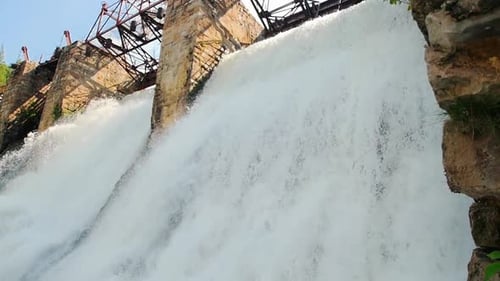 Wasserdamm - Schwerer Flusswasserstrom fällt ab - Natur