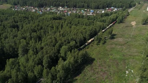 Luftaufnahme des Güterzuges von Ölkesselwagen, der mit der Eisenbahn fährt. 08