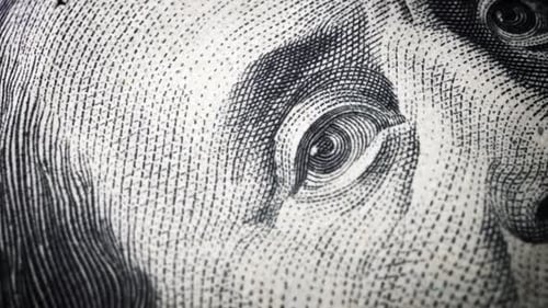 Amerikanische Einhundert-Dollar-Papierbanknote in Nahaufnahme mit Makroaufnahme.